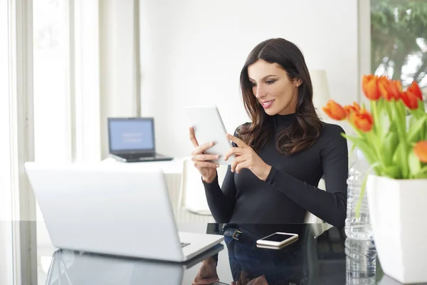 Mulher jovem usando tablet digital — Fotografia de Stock