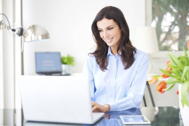 kadın ofiste bağlı kalmak