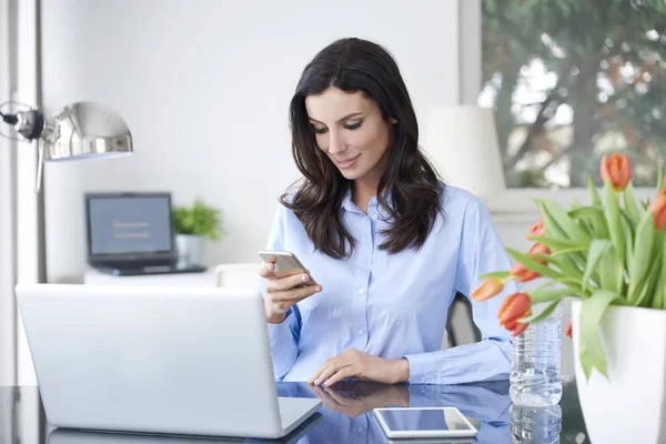 Молодая деловая женщина сидит перед ноутбуком — стоковое фото