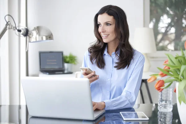 Jonge zakenvrouw laptop zit — Stockfoto