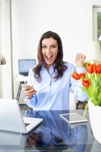 Jonge zakenvrouw schreeuwen lachen — Stockfoto