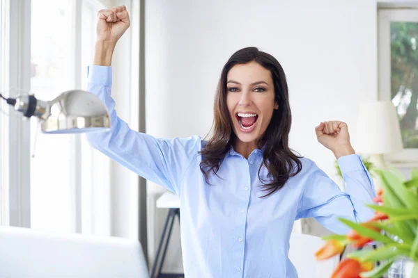 Lachen jonge zakenvrouw — Stockfoto