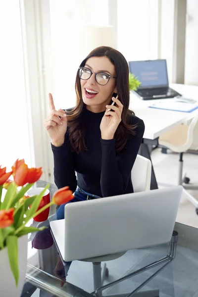 Mujer emocionada en la oficina — Foto de Stock