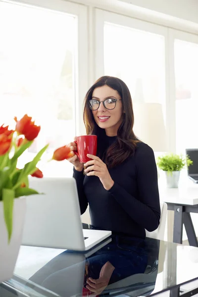 Женщина пьет свой утренний чай в офисе — стоковое фото