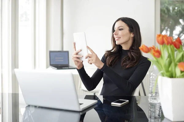 Empresária tomando selfie — Fotografia de Stock