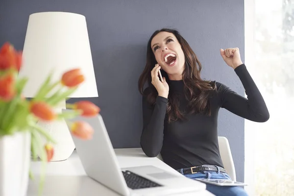 Mujer de negocios emocionada hablando en smartphone — Foto de Stock