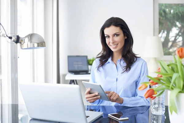 Vrouw die digitale tablet gebruikt — Stockfoto