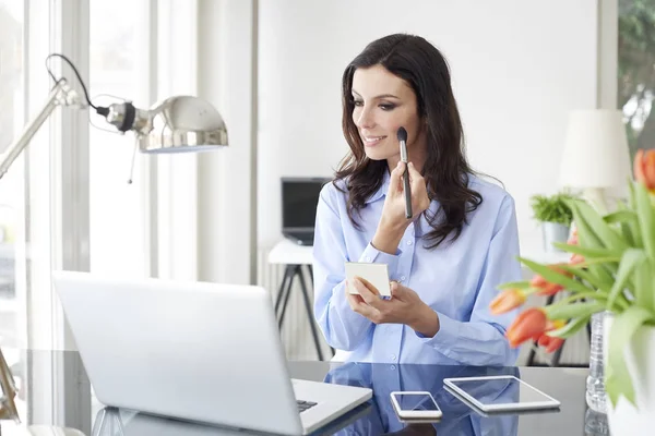 Zakenvrouw toepassing van make-up — Stockfoto