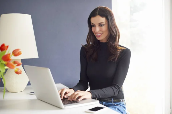 Vrouw met laptop — Stockfoto