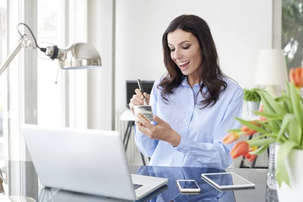 Femme d'affaires assise au bureau — Photo