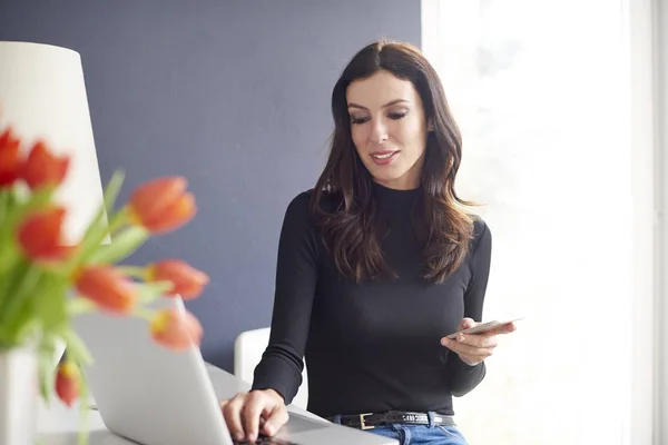 Selbstbewusst mit dem Handy umgehen — Stockfoto