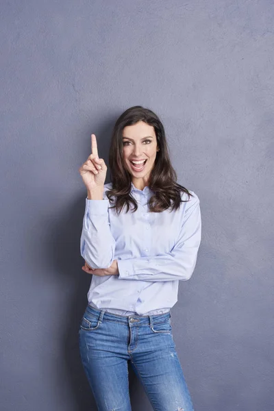 Lachende vrouw wijzen — Stockfoto