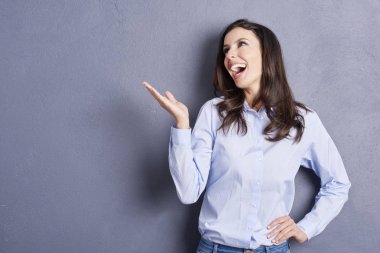 Kadın gösteren boşaltmak 