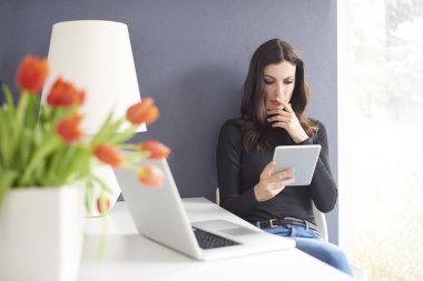 İş kadını onun dijital tablet kullanma