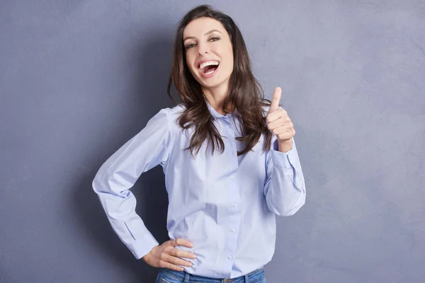 Mujer dando pulgar hacia arriba — Foto de Stock