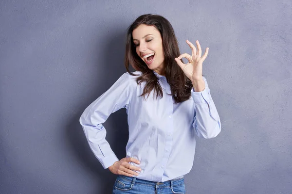 Mujer dando la señal ok — Foto de Stock