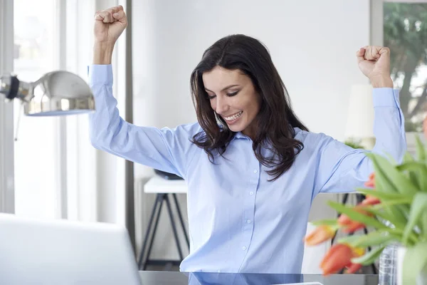 yumruk yükselterek kadın.