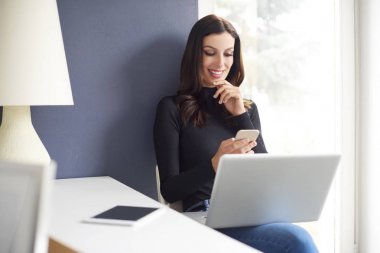 Cep telefonunu kullanan kadın. 