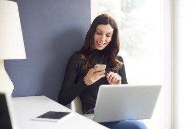 Genç kadın kısa mesaj atıyor