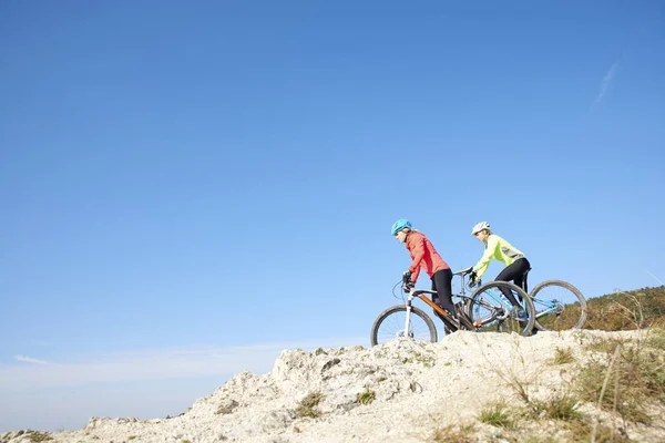 Mountain bikers training at the hillside — Stock Photo, Image