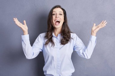 Kameraya bakarak ve bağırmaya casual kadın