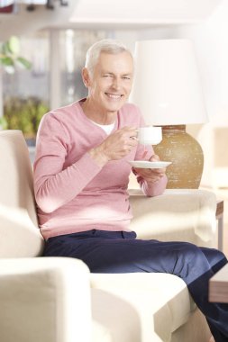 yaşlı adamın çay içme