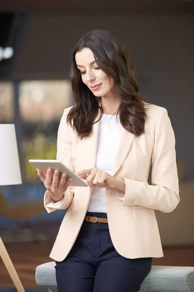 Confident woman using digital tablet — Stock Photo, Image