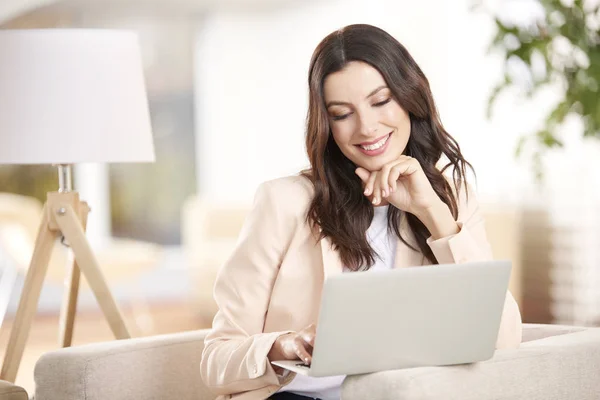 Thoughtful young woman — Stock Photo, Image