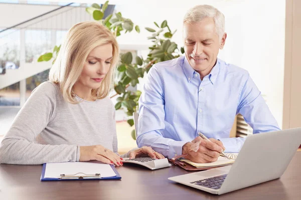 Lder couple sitting at home — Stock Photo, Image