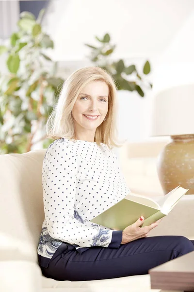 Older woman enjoying good book — Stock Photo, Image