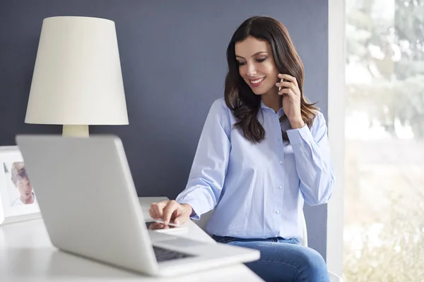 Junge Frau telefoniert — Stockfoto