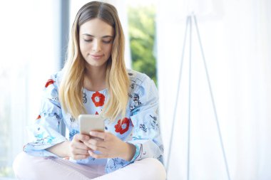 cep telefonu kullaranarak genç erkek