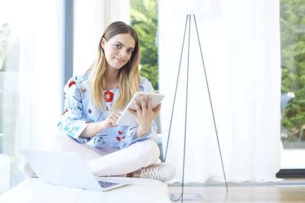 Mulher jovem usando tablet digital — Fotografia de Stock