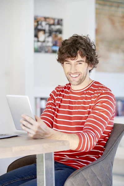 Jongeman met digitale tablet — Stockfoto