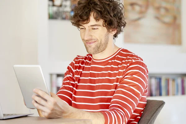 Dijital tablet kullanan genç adam — Stok fotoğraf