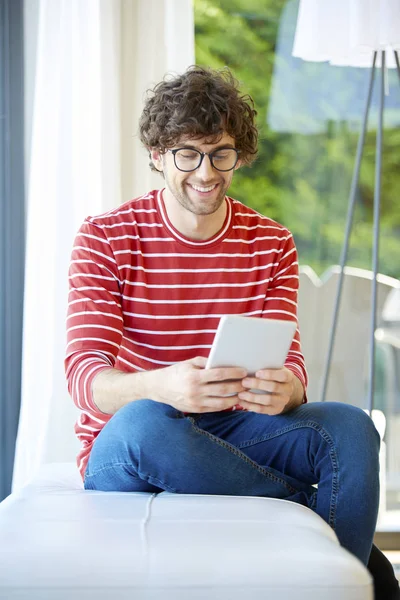 Junger Mann nutzt digitales Tablet — Stockfoto