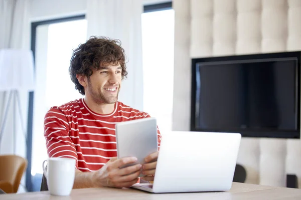 Jovem usando tablet digital — Fotografia de Stock