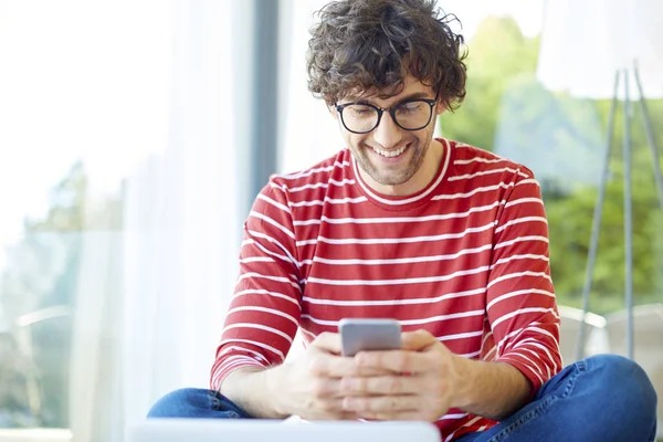 Jeune homme utilisant un téléphone portable — Photo