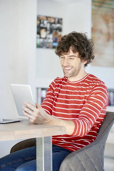 Hombre joven usando tableta digital — Foto de Stock