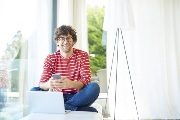 Junger Mann benutzte Handy — Stockfoto