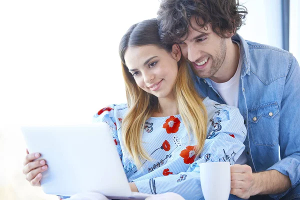 Casal jovem com laptop em casa — Fotografia de Stock