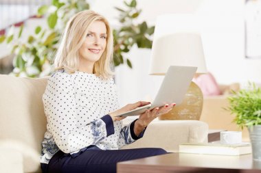 Dizüstü bilgisayar kullanan güzel kadın