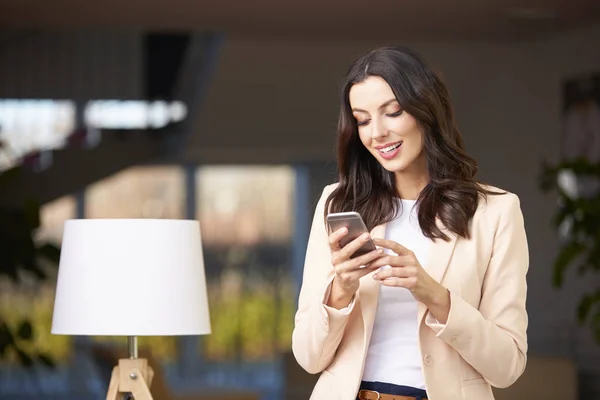 Hermosa mujer joven con teléfono celular —  Fotos de Stock