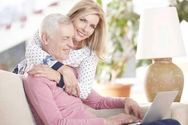Lyckliga äldre par med laptop — Stockfoto