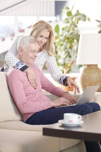 Feliz casal sênior usando laptop — Fotografia de Stock