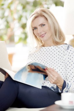 Kadın dergisi okuyor 