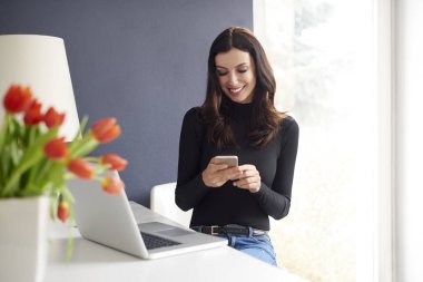 Gülümseyen genç kadın mesaj gönder 