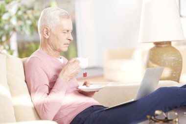 adam bir bardak çay kokusu tadını çıkarın 