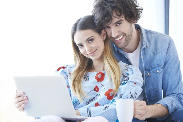 Paar met laptop — Stockfoto