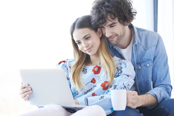 Casal usando laptop em casa — Fotografia de Stock